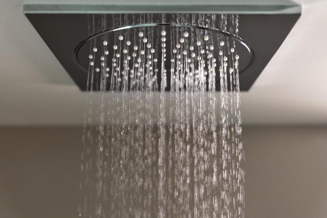Yotel Glasgow Luaran gambar Shower head