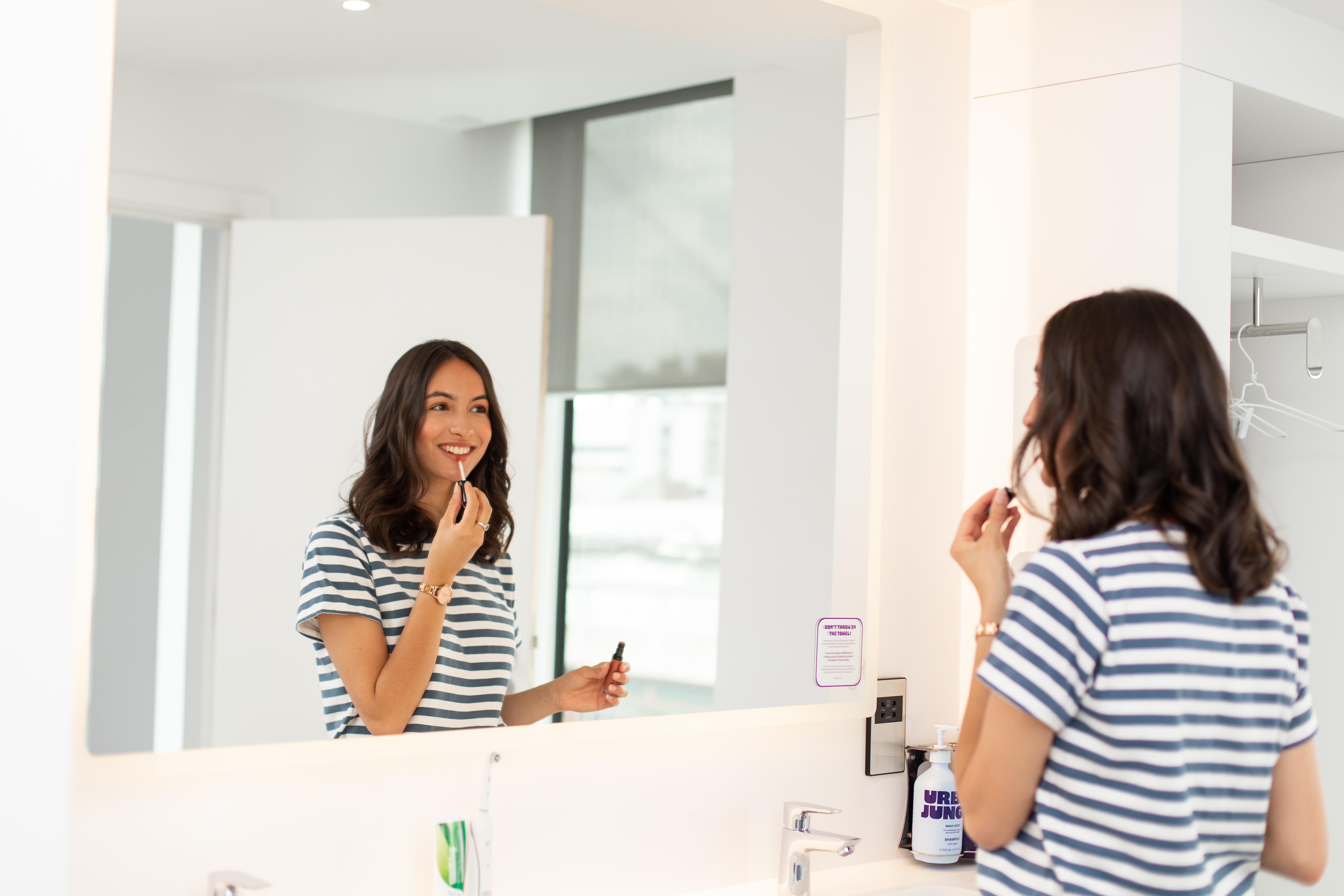 Yotel Glasgow Luaran gambar A woman applying lip liner.