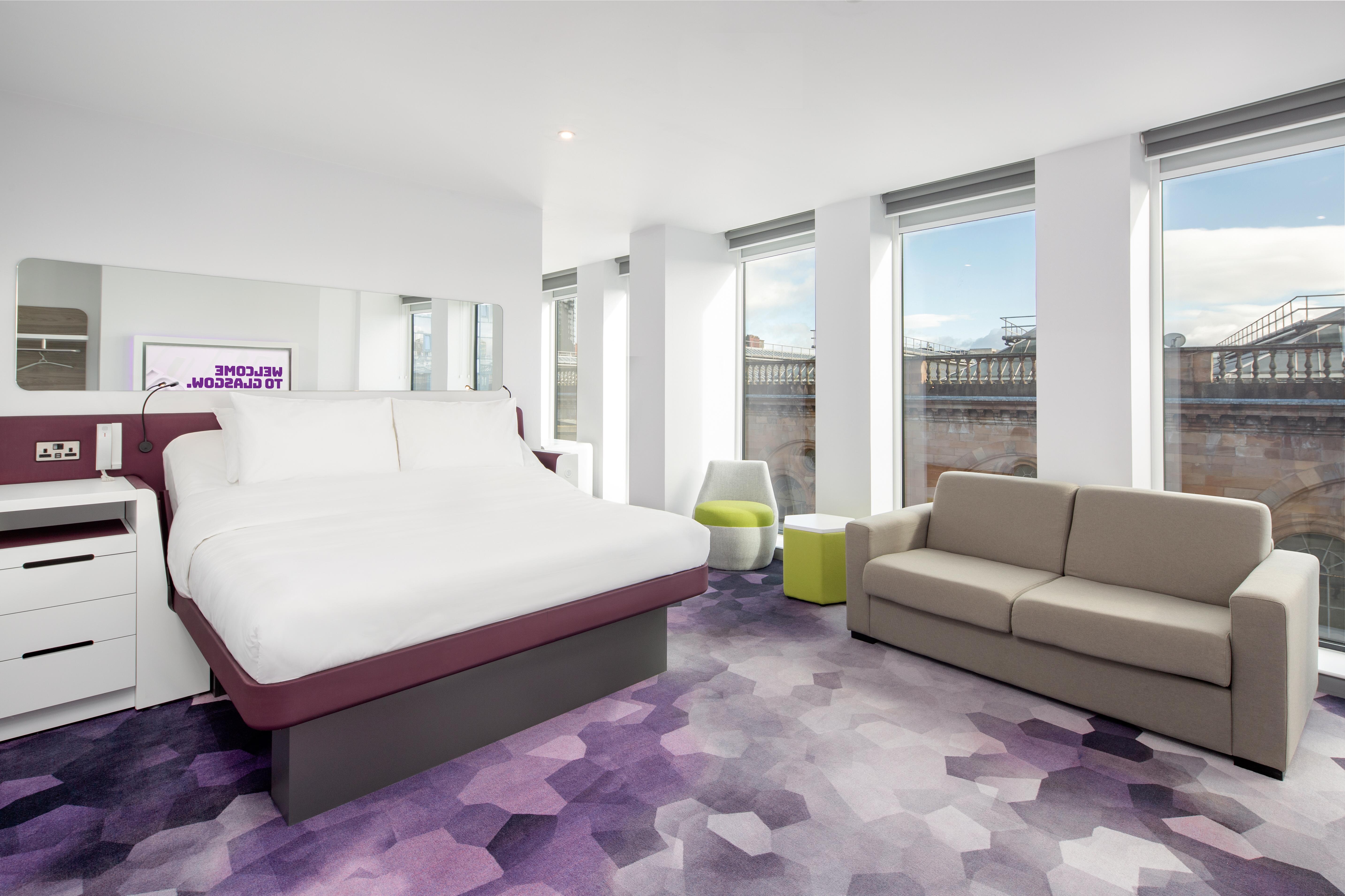 Yotel Glasgow Luaran gambar A room at the new Holiday Inn Express in Warsaw, Poland