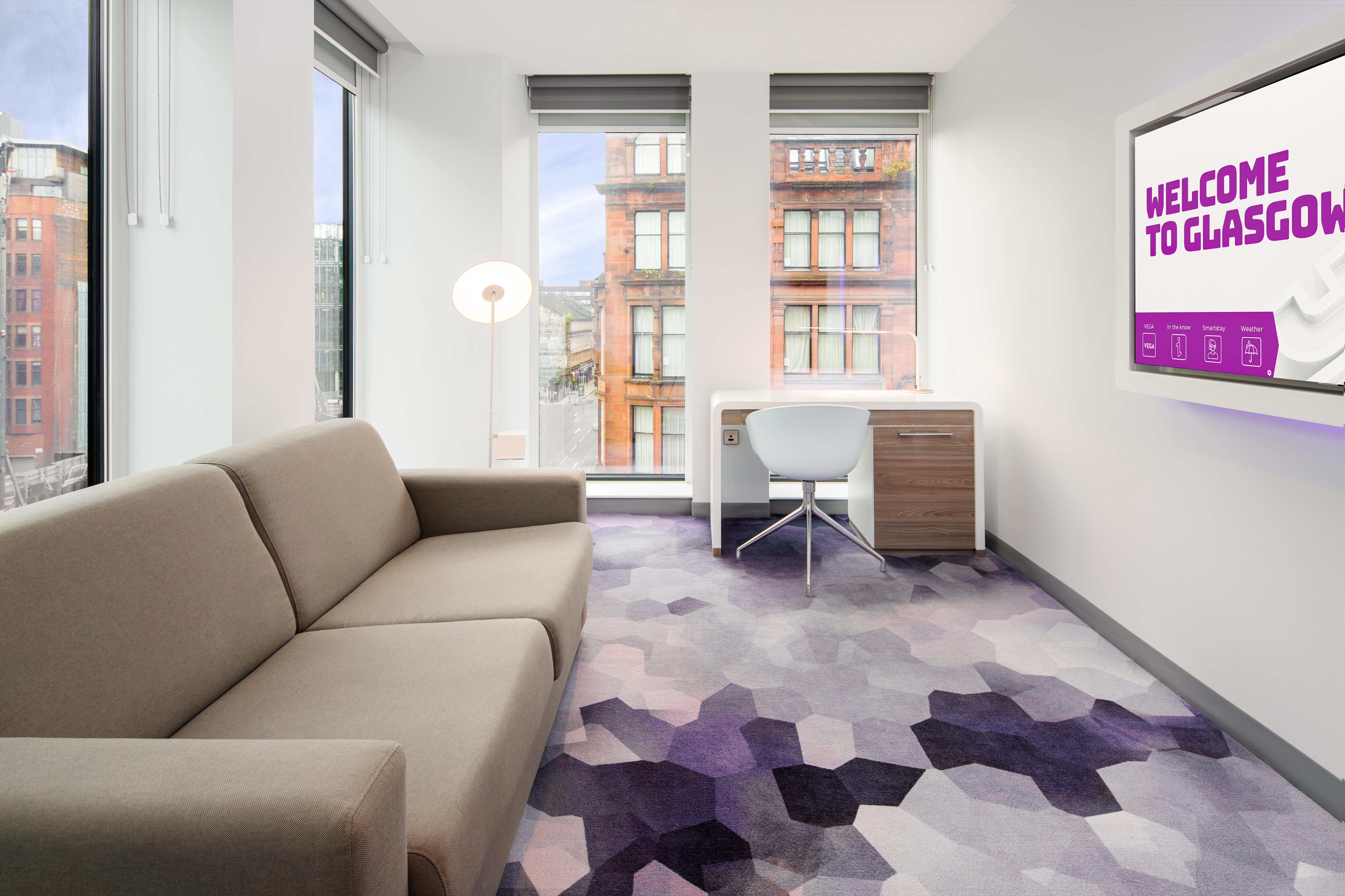 Yotel Glasgow Luaran gambar A room at the new Edinburgh Holiday Inn Express