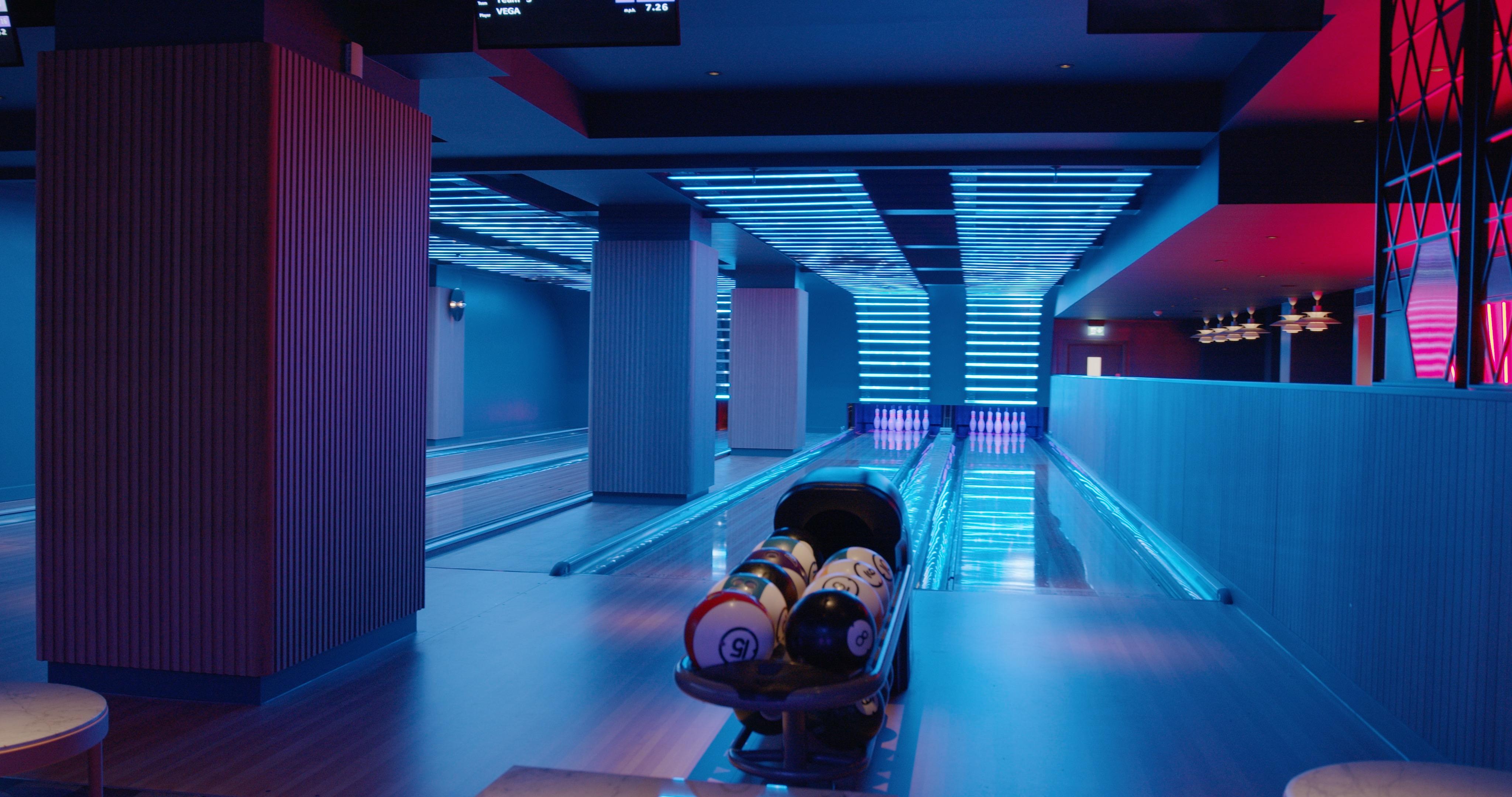 Yotel Glasgow Luaran gambar The interior of the bowling alley at the hotel