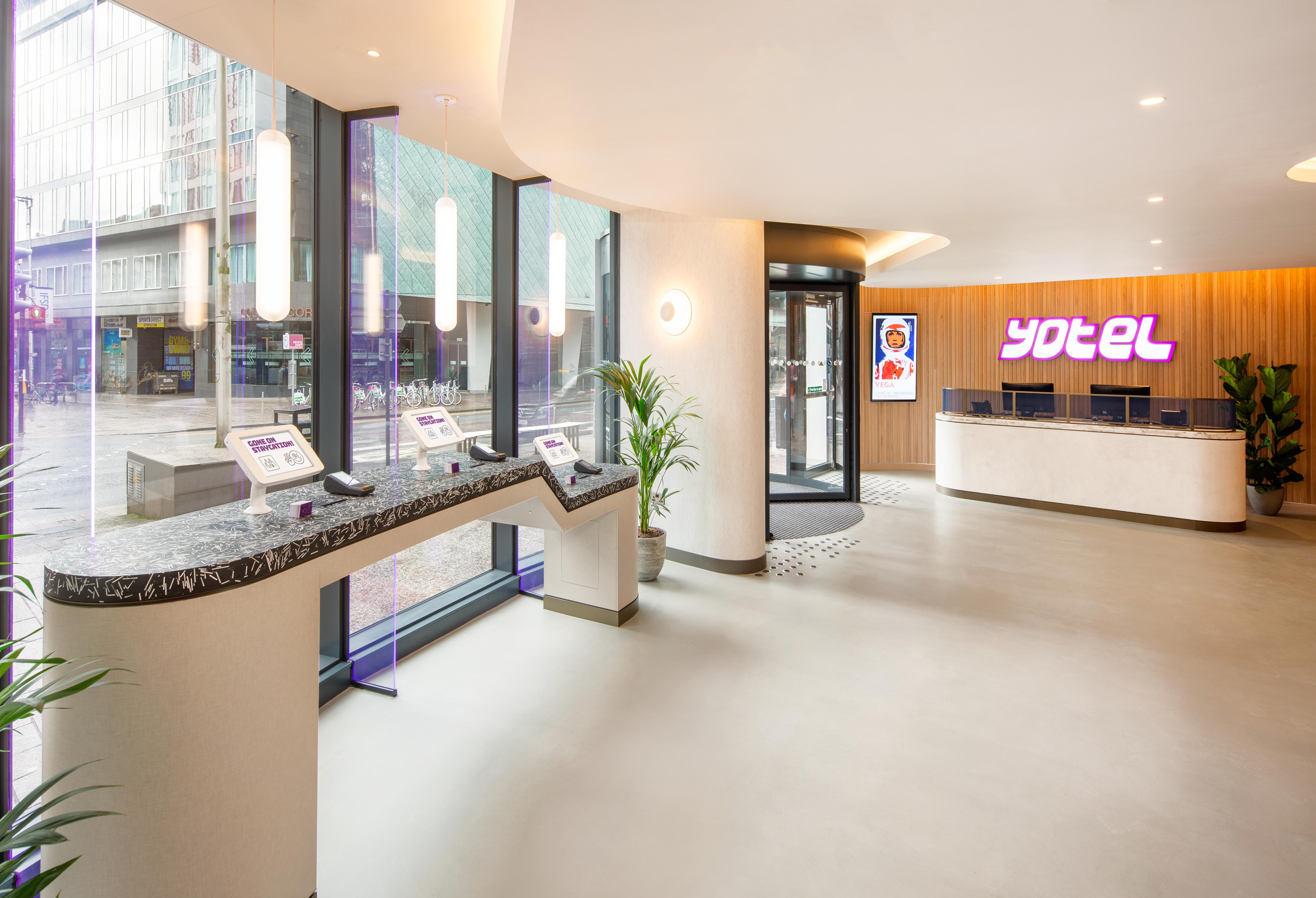 Yotel Glasgow Luaran gambar Reception desk of a Yotel in London