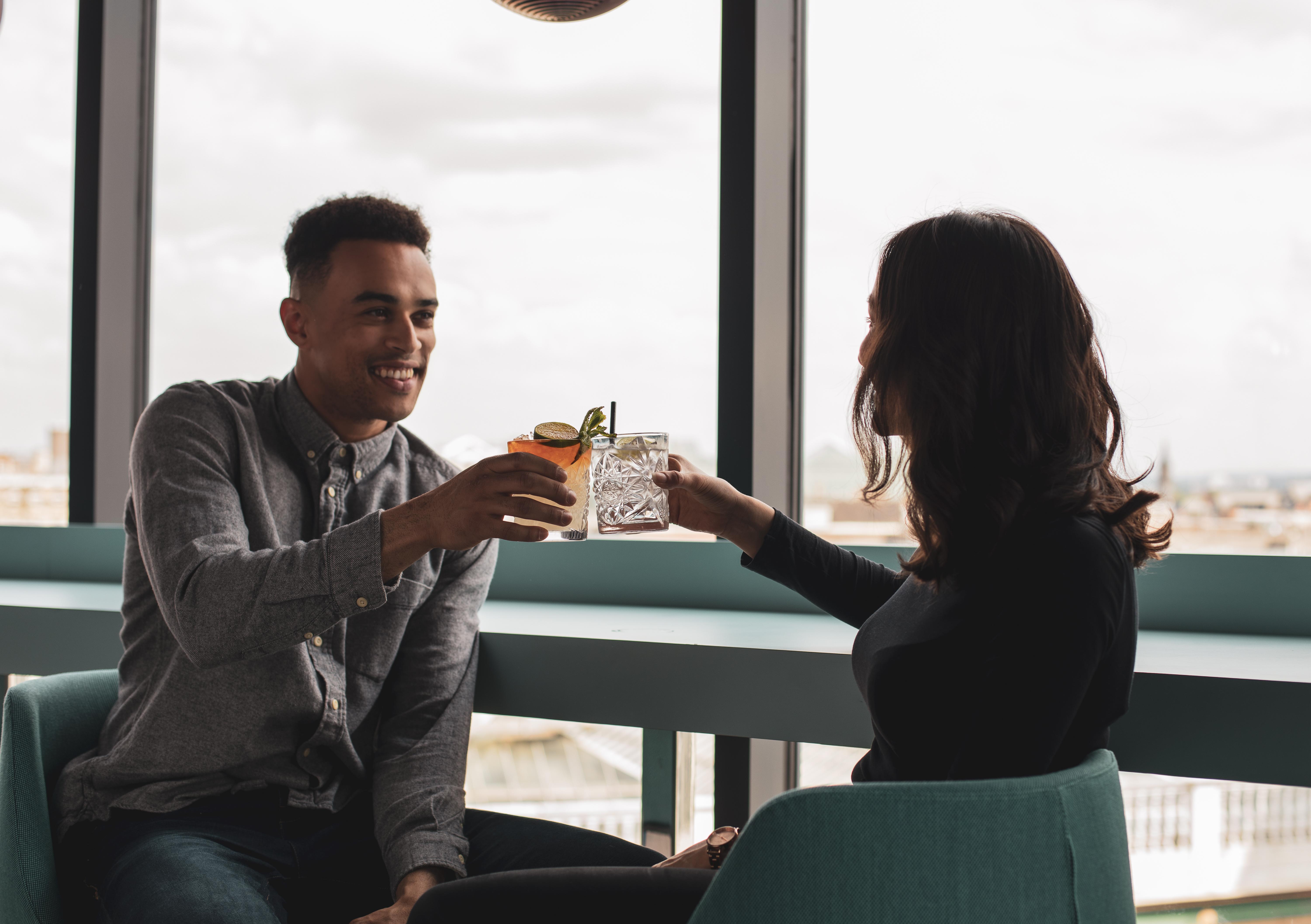 Yotel Glasgow Luaran gambar A couple having drinks together.