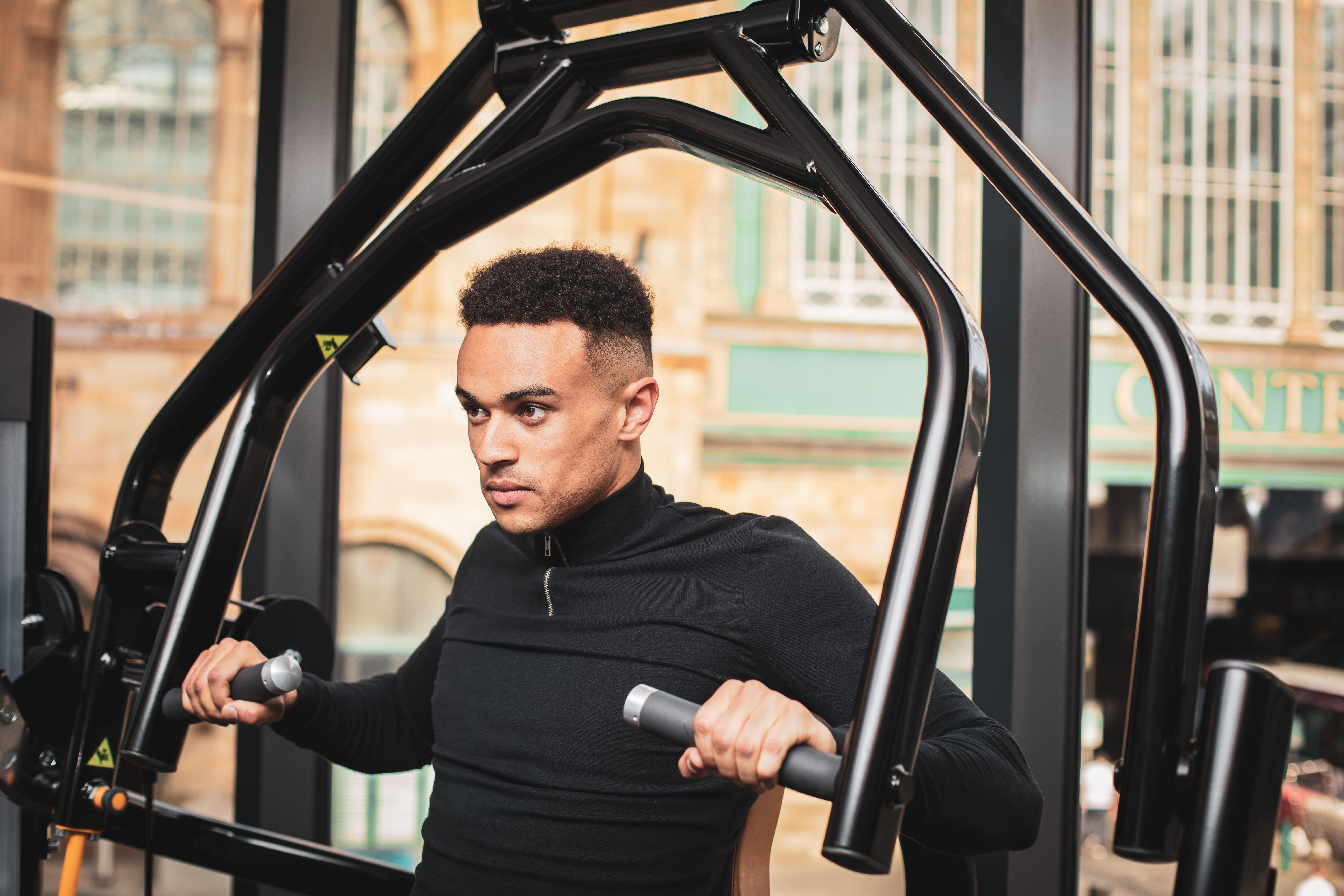 Yotel Glasgow Luaran gambar A man using a chest press machine