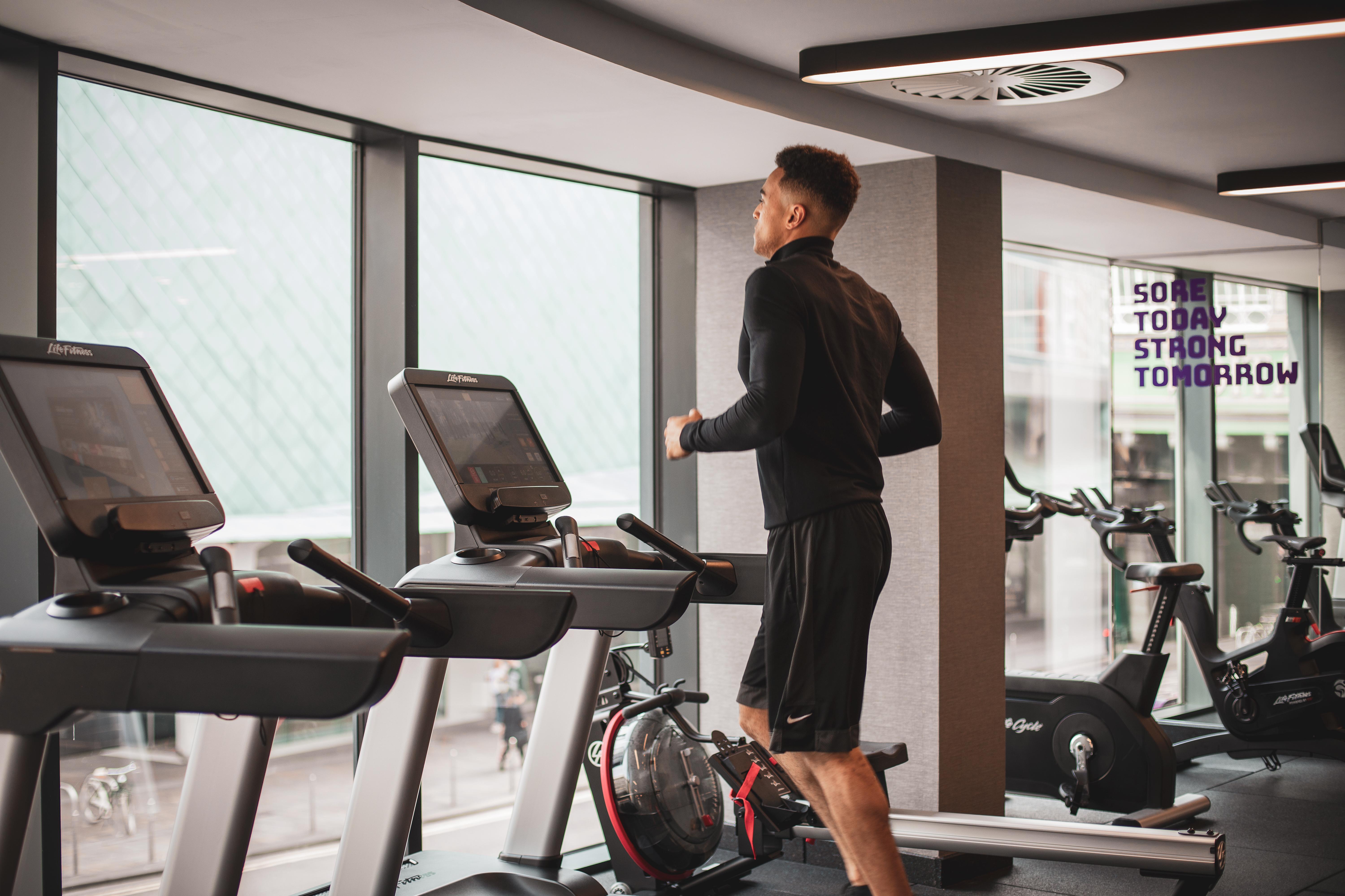 Yotel Glasgow Luaran gambar A man running on a treadmill