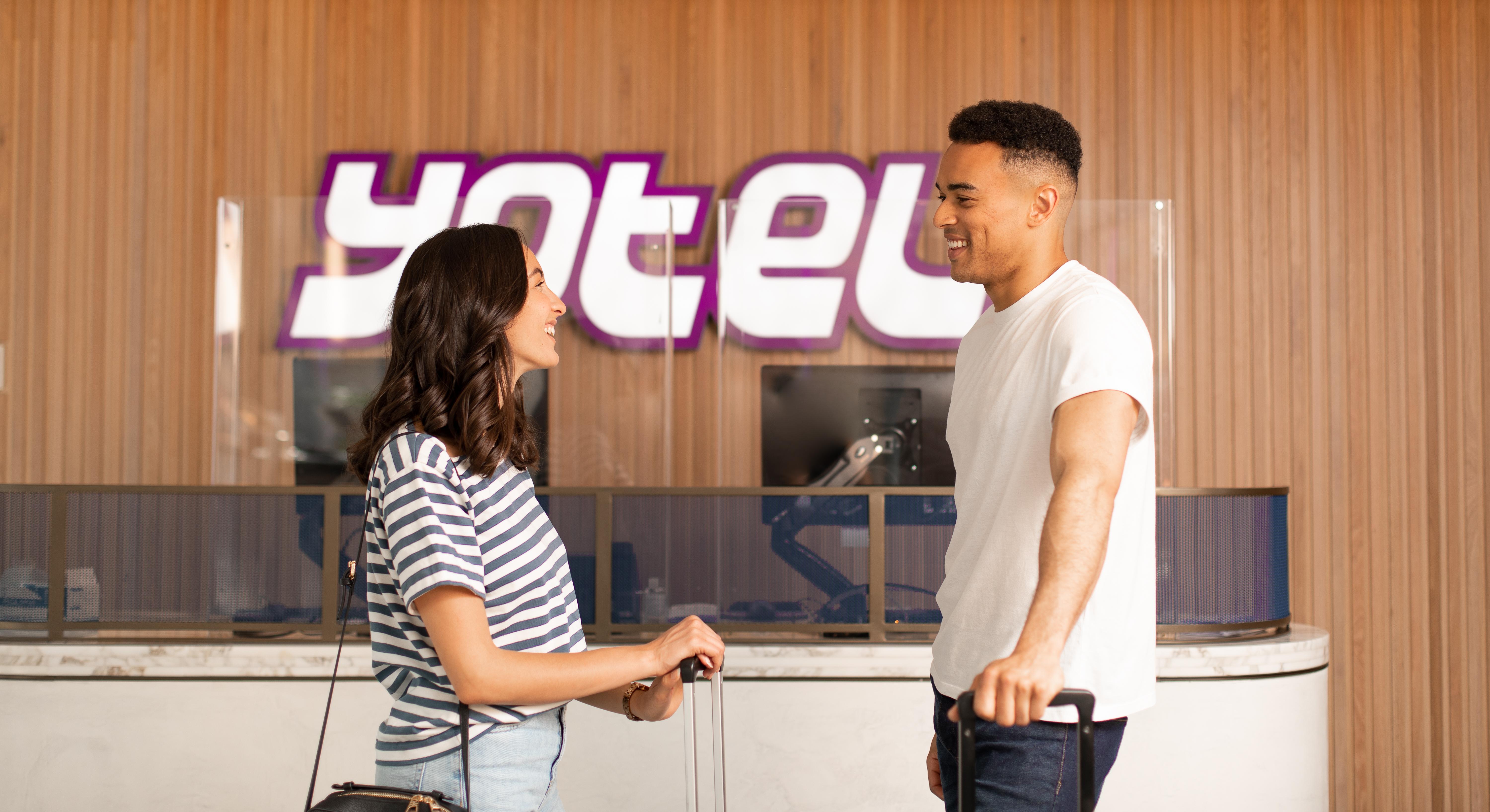 Yotel Glasgow Luaran gambar Yotel reception
