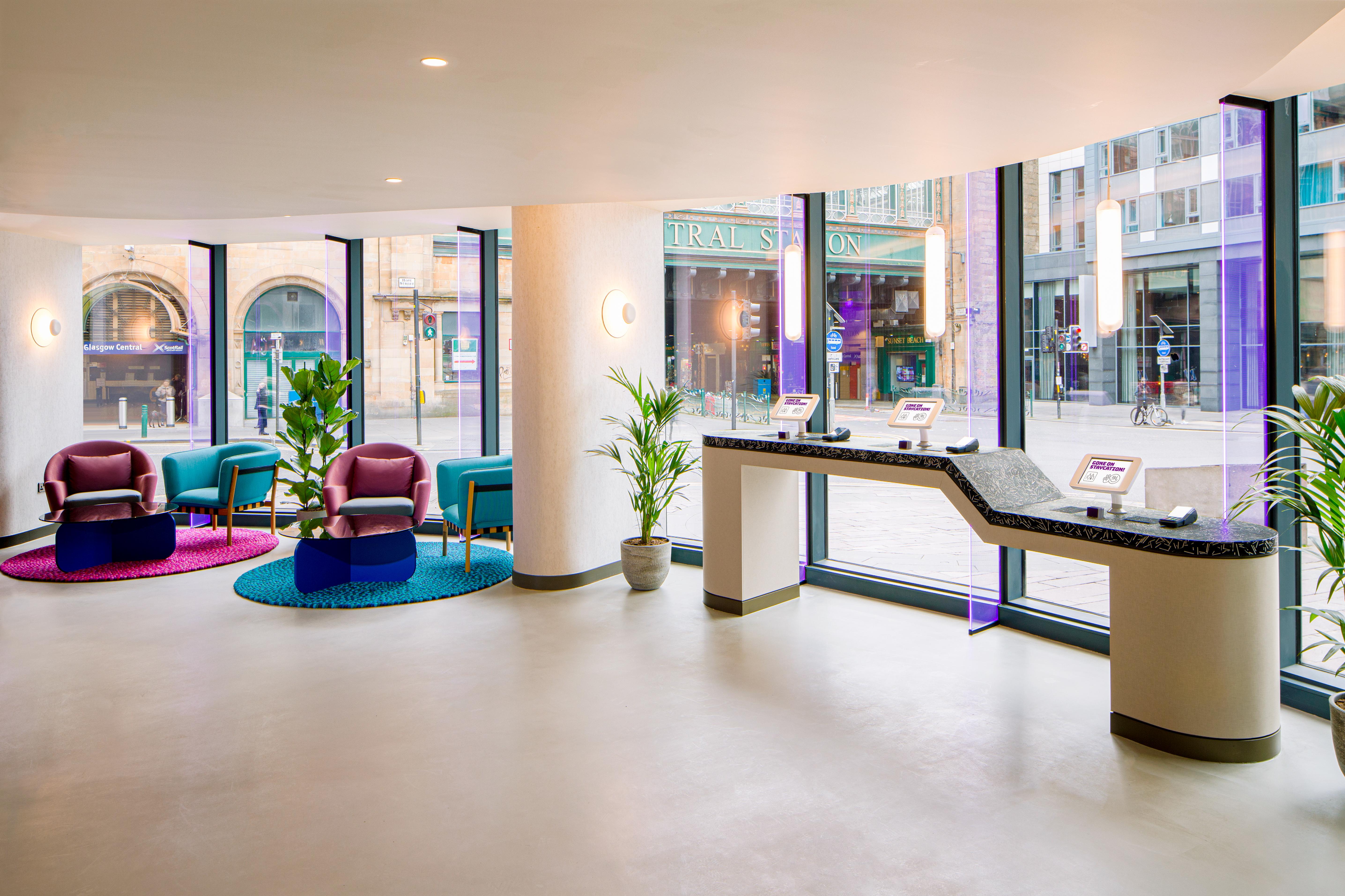 Yotel Glasgow Luaran gambar Reception desk at Edinburgh Airport