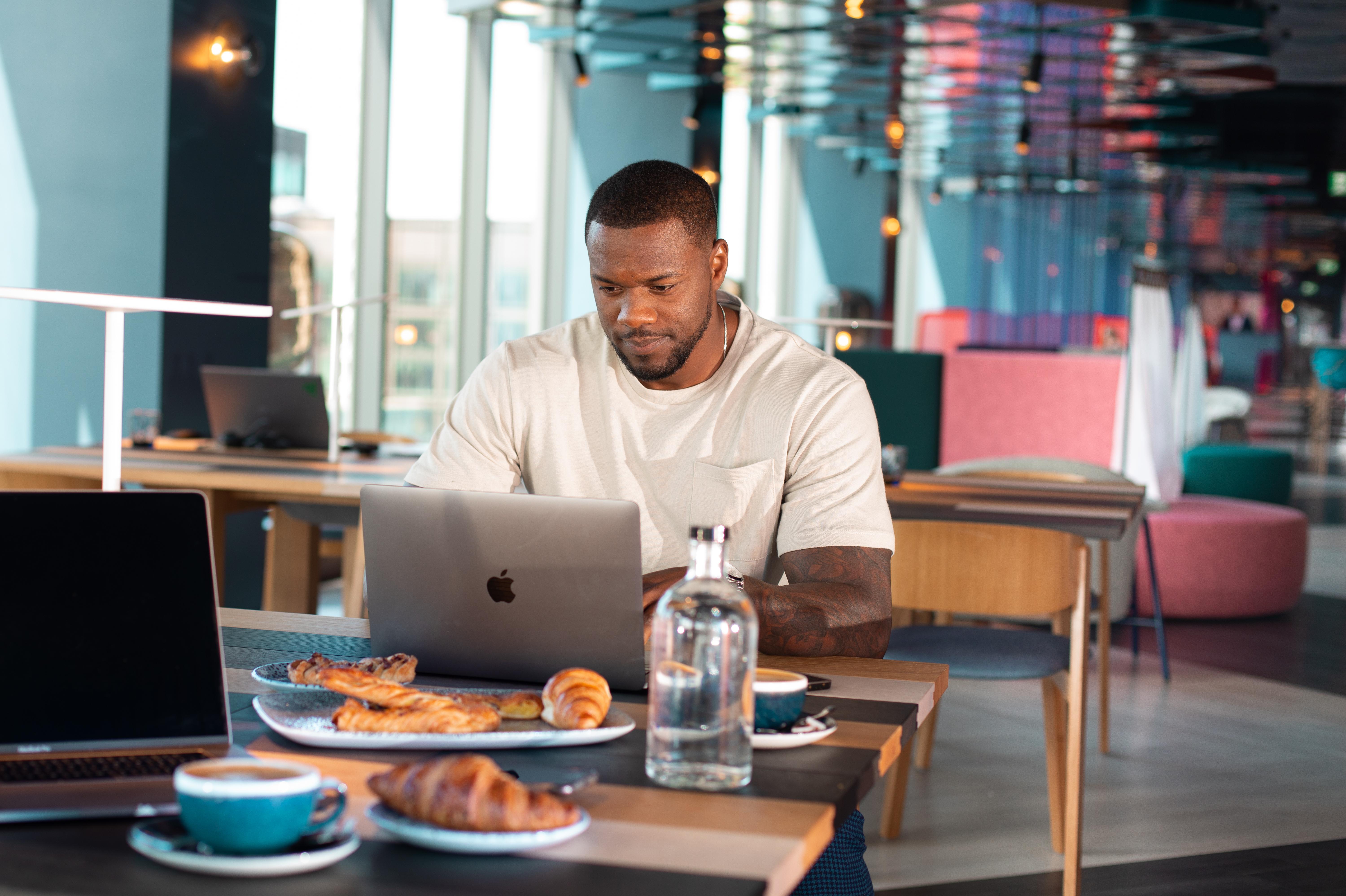 Yotel Glasgow Luaran gambar A man working on a laptop.