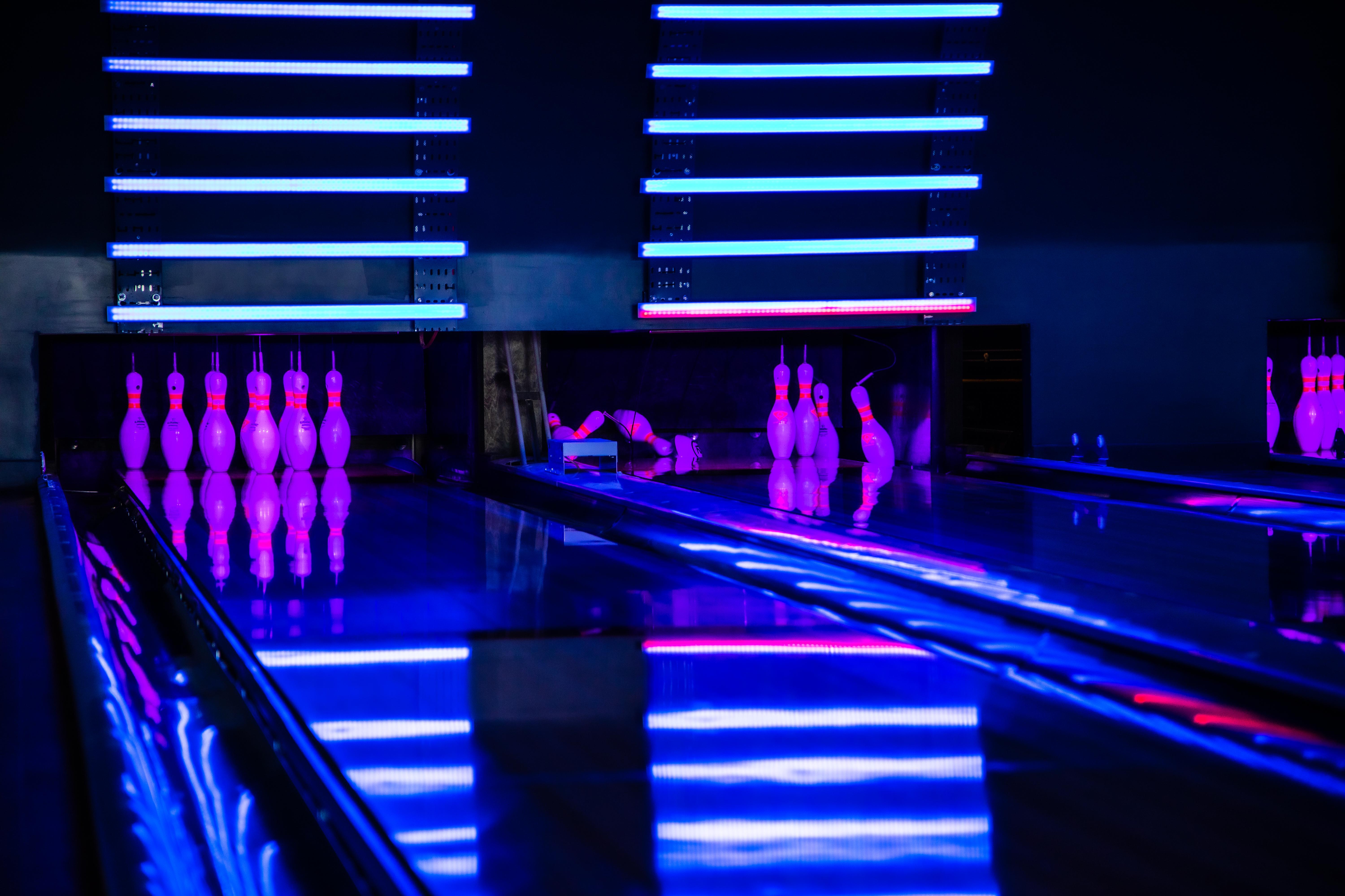 Yotel Glasgow Luaran gambar "The bowling alley is illuminated."