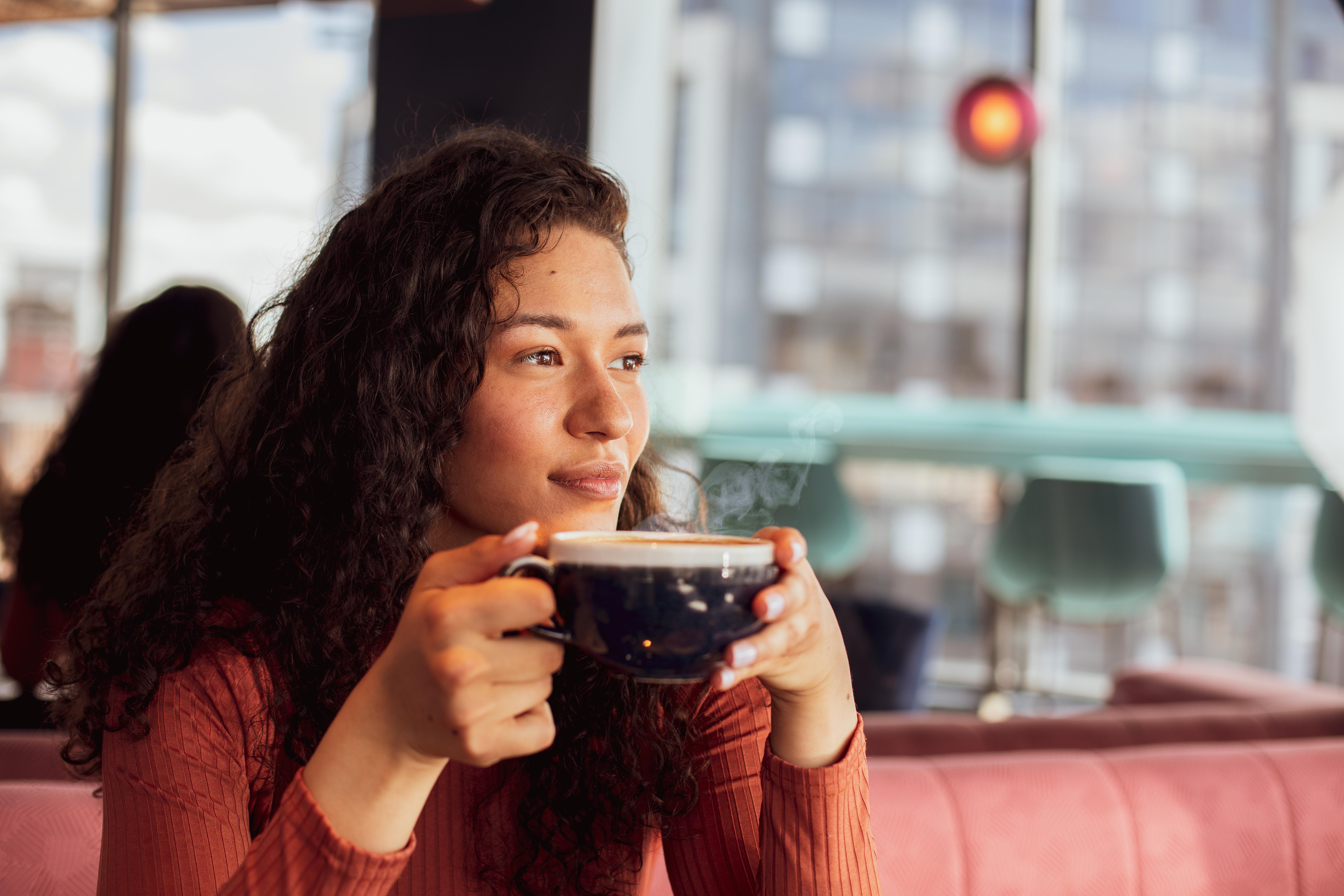 Yotel Glasgow Luaran gambar A woman drinking coffee.