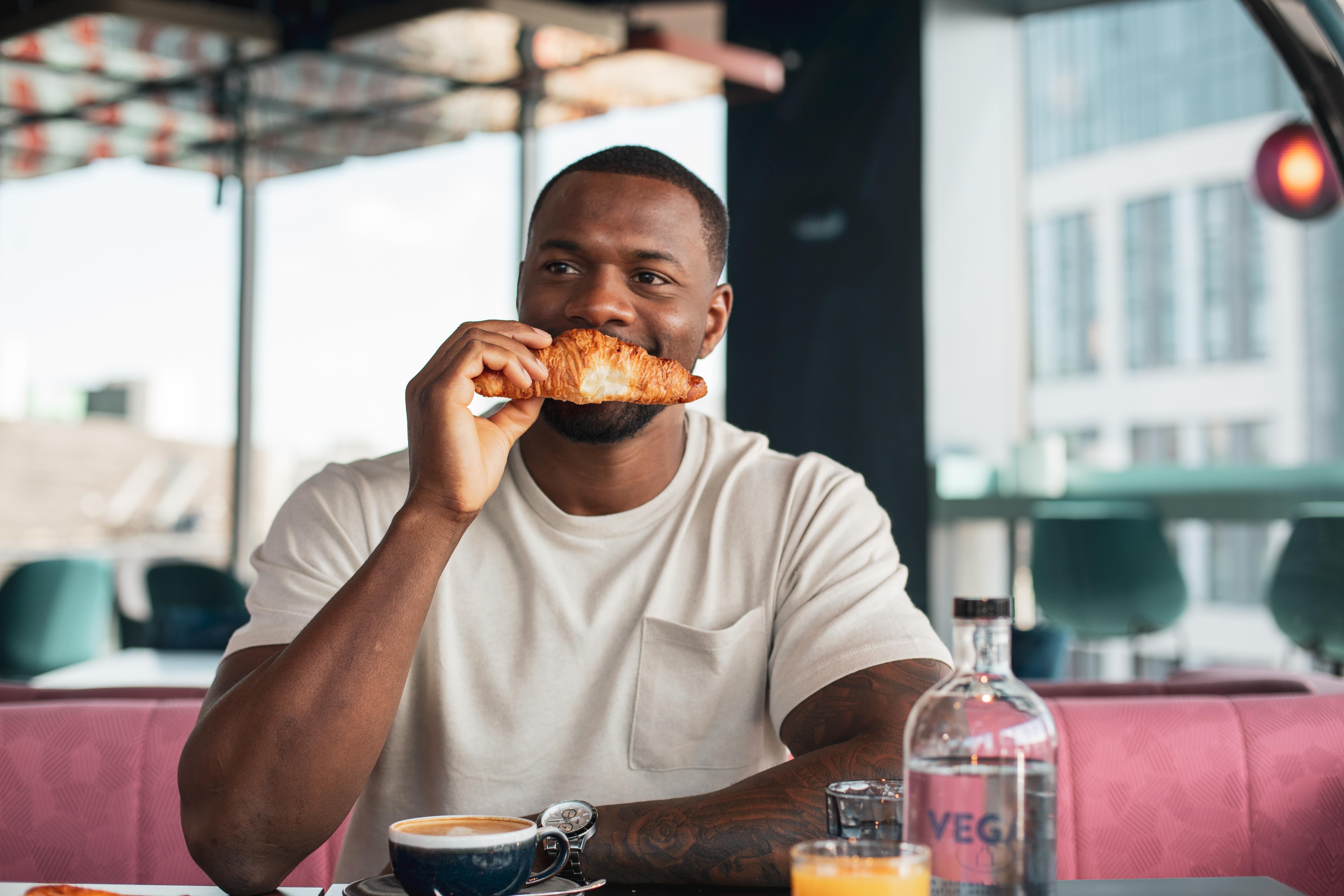 Yotel Glasgow Luaran gambar Photo of a man eating a croissant