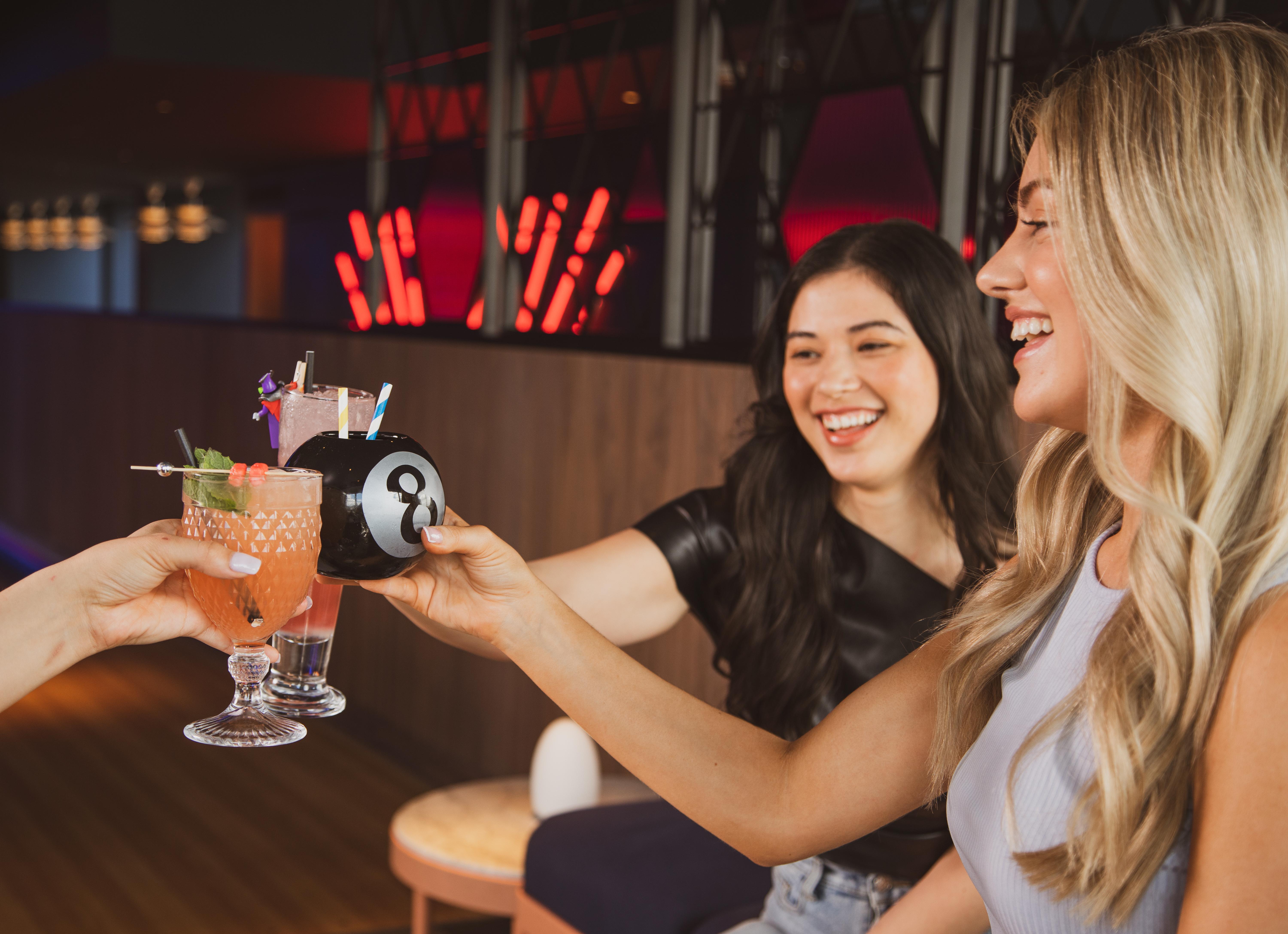 Yotel Glasgow Luaran gambar Two women toasting with drinks.