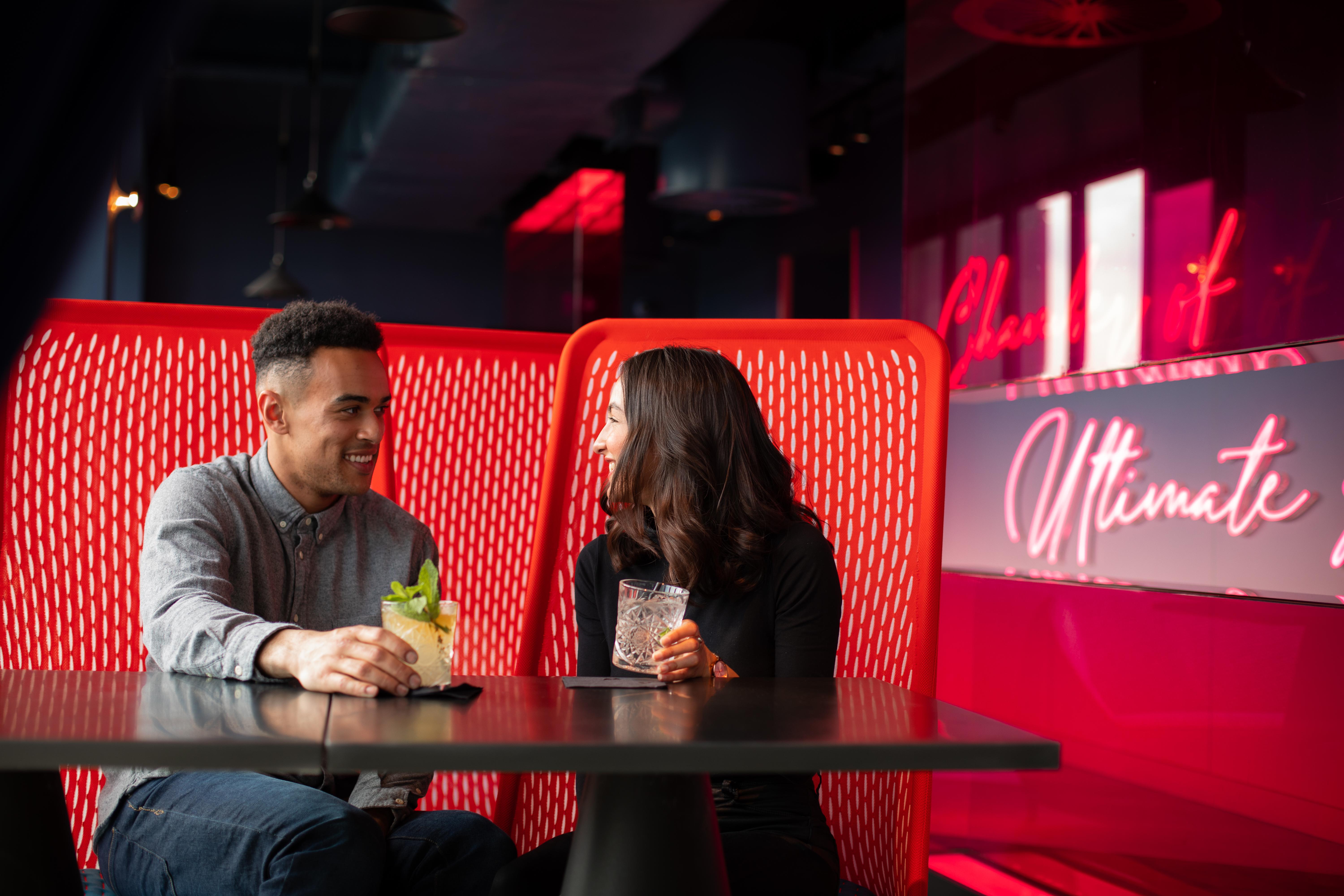 Yotel Glasgow Luaran gambar Photo of couple sitting in booth with drinks