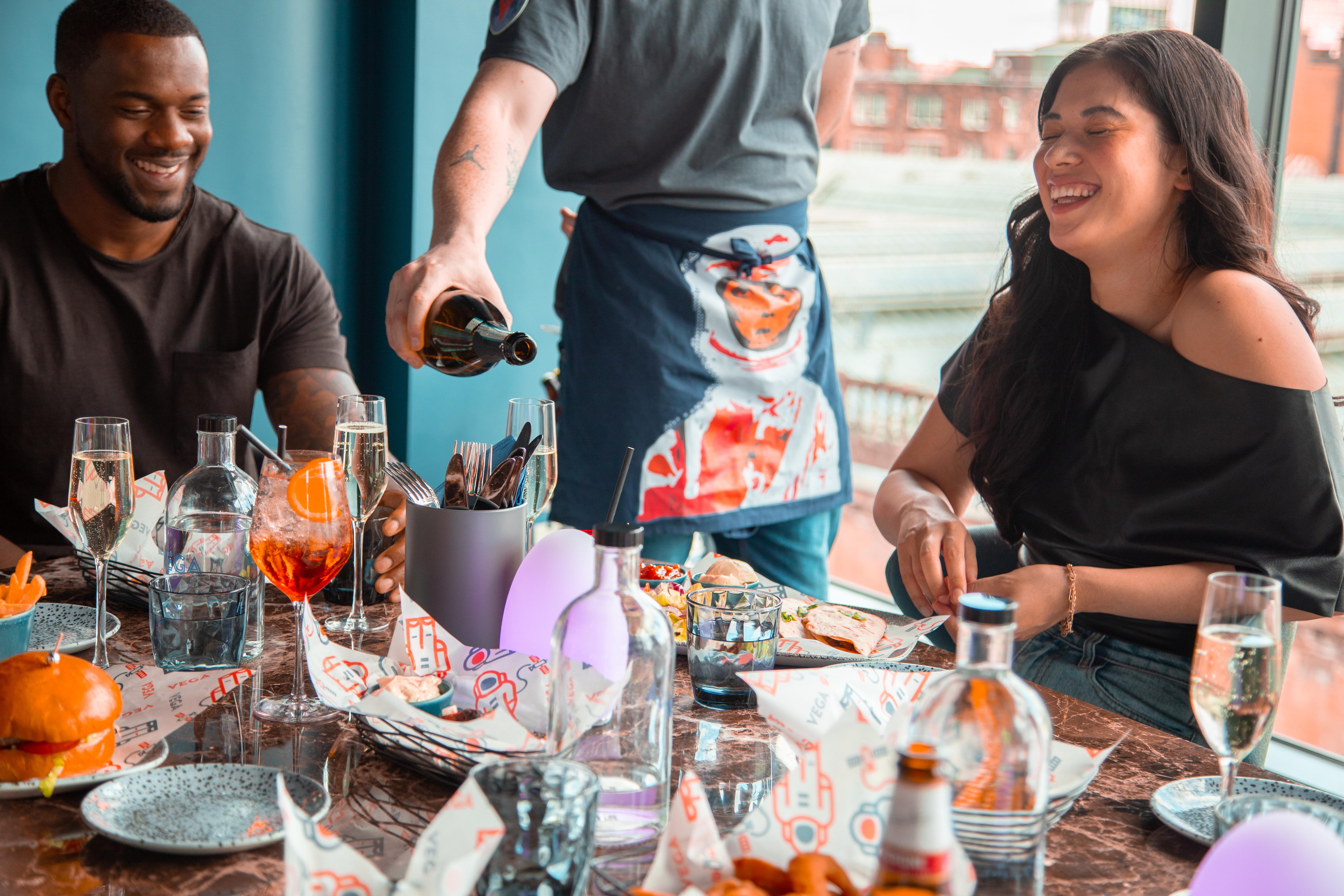 Yotel Glasgow Luaran gambar A waiter serving a couple drinks at a restaurant