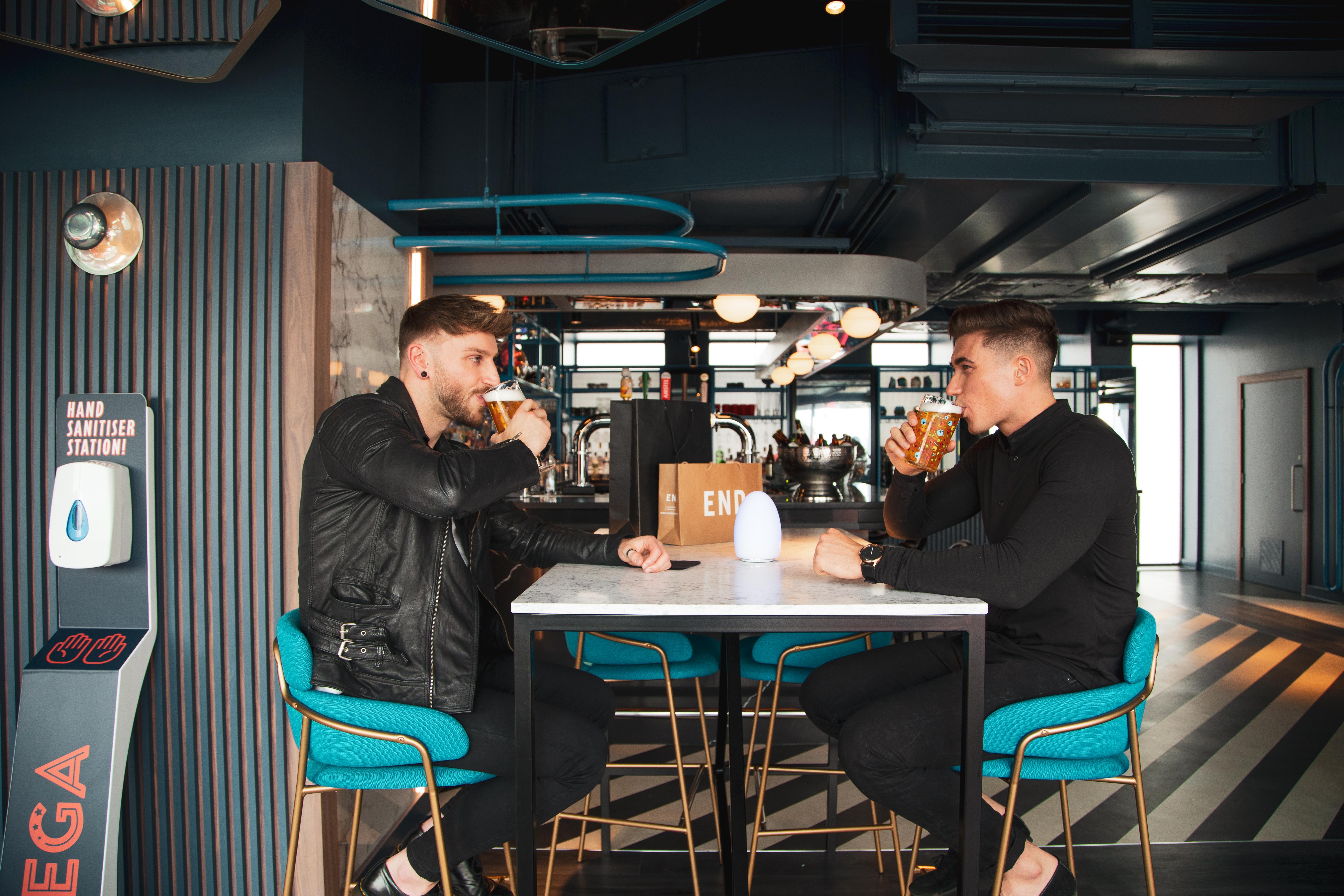 Yotel Glasgow Luaran gambar Two men drinking at a bar