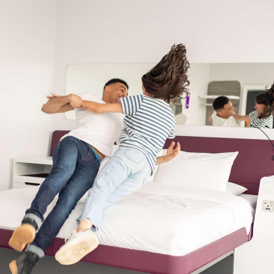 Yotel Glasgow Luaran gambar "I'm not a fan of the bed."